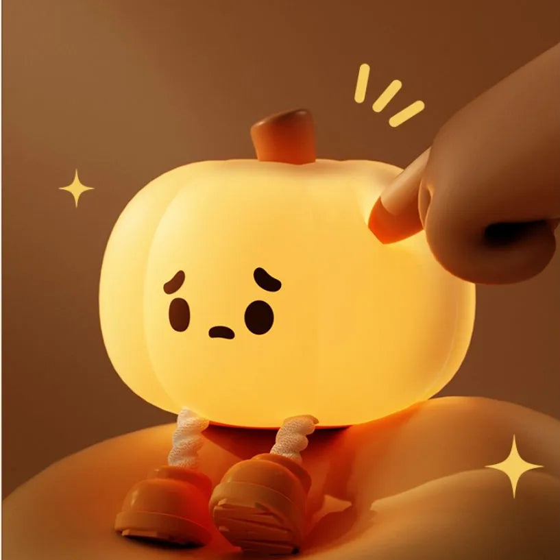 PUMPKY™ veilleuse LED enfant posée sur chevet, ambiance chambre nuit tamisée