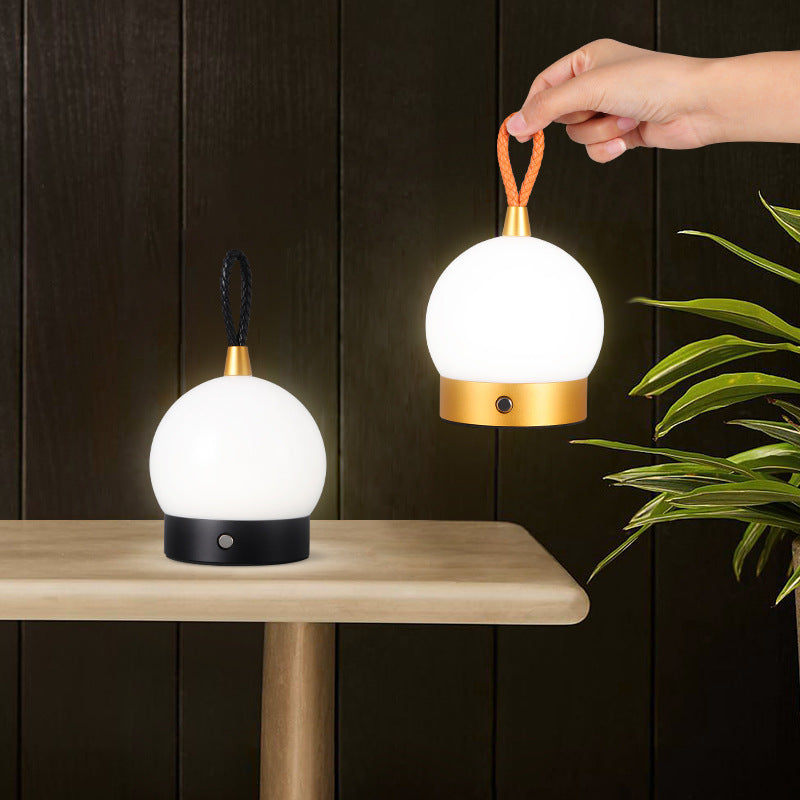LUMINA™ lampe camping rechargeable USB en situation intérieur, lumière tamisée soirée