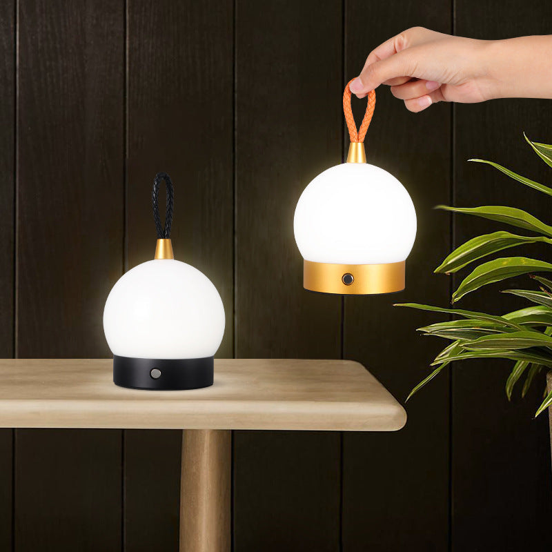 LUMINA™ lampe camping rechargeable USB en situation intérieur, lumière tamisée soirée