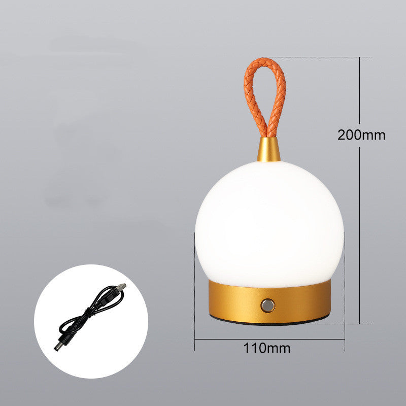 LUMINA™ lampe rechargeable style camping posée sur table basse salon, ambiance chaleureuse