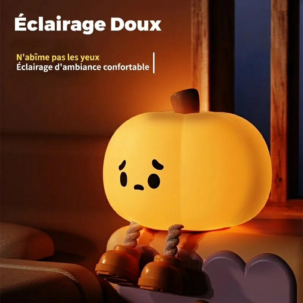 PUMPKY™ veilleuse enfant en situation chambre, posée sur étagère, lumière douce allumée