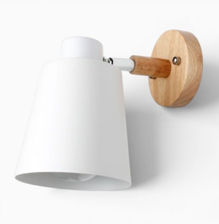 Applique murale Lumeoo au design scandinave avec abat-jour blanc mat et support en bois naturel pour chambre