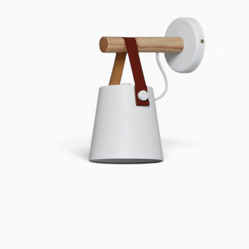 Applique murale Lumeoo STRAP au design scandinave avec abat-jour conique blanc, support en bois et lanière en cuir