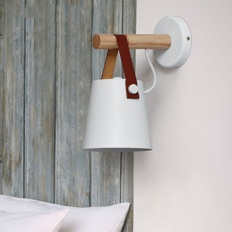 Applique murale Lumeoo STRAP au design scandinave avec abat-jour conique blanc, support en bois et lanière en cuir