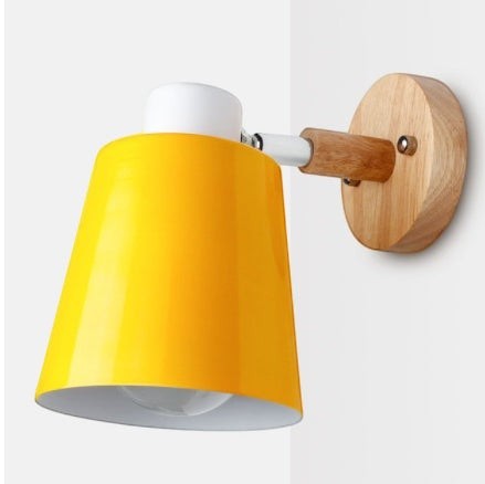 Applique murale Lumeoo au design nordique avec support en bois clair et abat-jour jaune vif en forme de macaron
