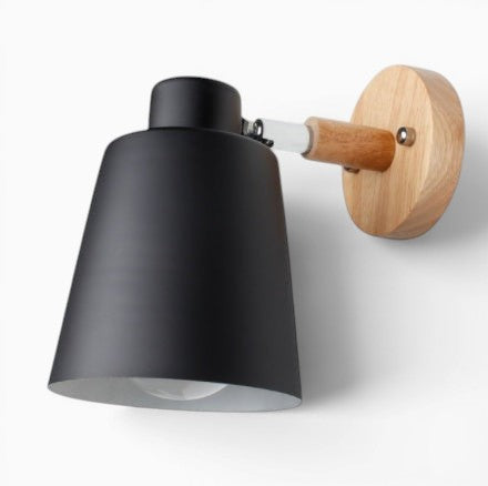 Applique murale Lumeoo au design nordique avec abat-jour noir mat et support en bois clair pour chambre cosy