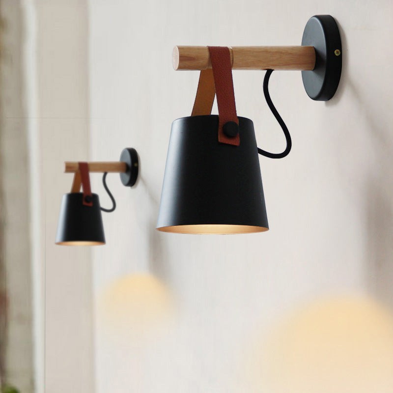 Applique murale Lumeoo au design scandinave avec support en bois, abat-jour conique noir et sangle en cuir marron