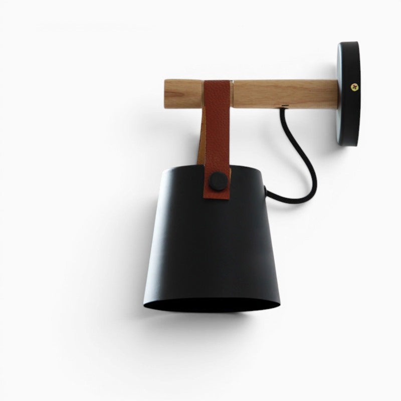 Applique murale Lumeoo au design scandinave avec abat-jour conique noir, support en bois clair et lanière en cuir