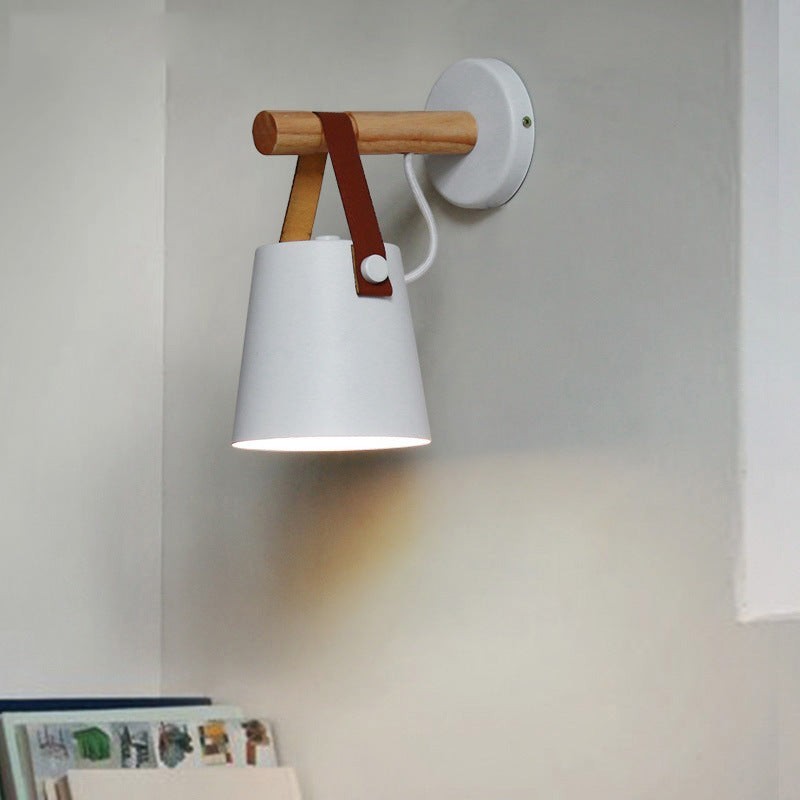 Applique murale Lumeoo au design scandinave avec abat-jour conique blanc, support en bois et lanière en cuir marron