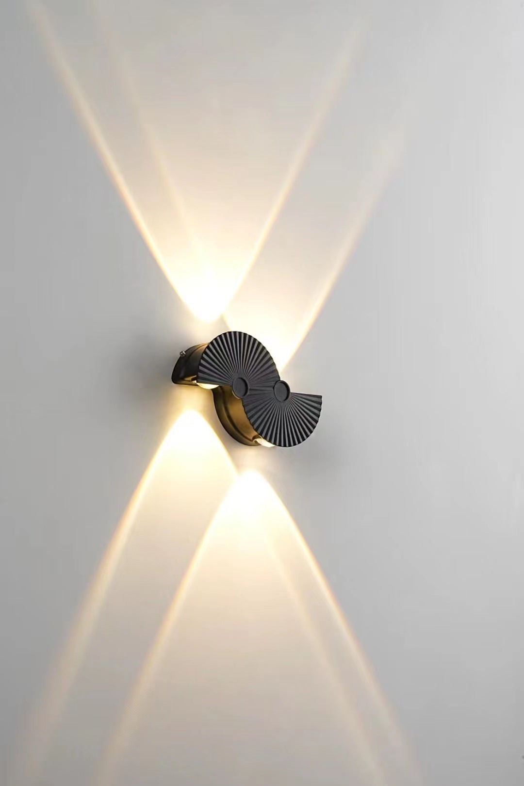 Applique murale extérieure LED Lumeoo noire au design moderne en éventail diffusant une lumière bidirectionnelle