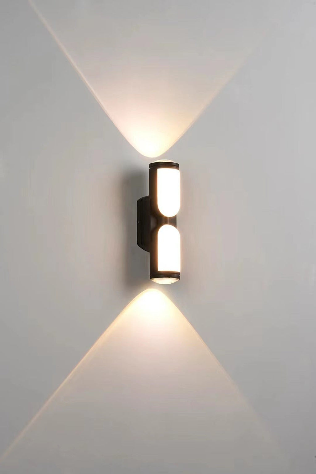 Applique murale extérieure Lumeoo noire à double faisceau lumineux LED pour jardin et terrasse moderne.
