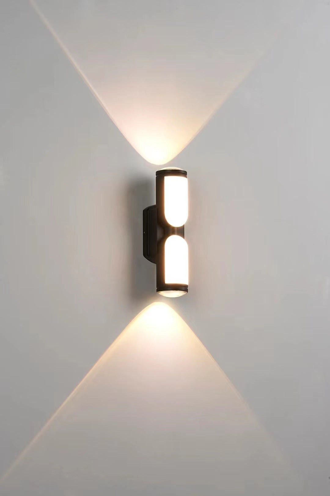 Applique murale extérieure Lumeoo noire à double faisceau lumineux LED pour jardin et terrasse moderne.
