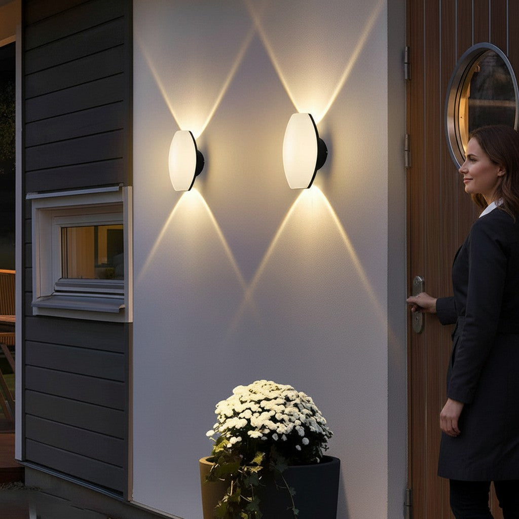 Applique murale extérieure LED Lumeoo COURYA étanche, design moderne noir et blanc diffusant une lumière chaleureuse.