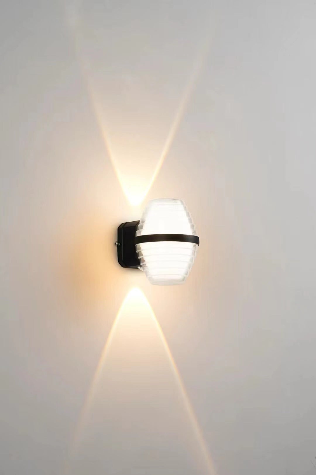 Applique murale extérieure Lumeoo COURYA noire avec diffuseur en verre strié et éclairage LED bidirectionnel