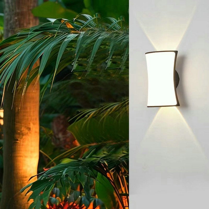 Applique murale extérieure Lumeoo COURYA LED étanche au design moderne diffusant une lumière chaude sur un mur blanc