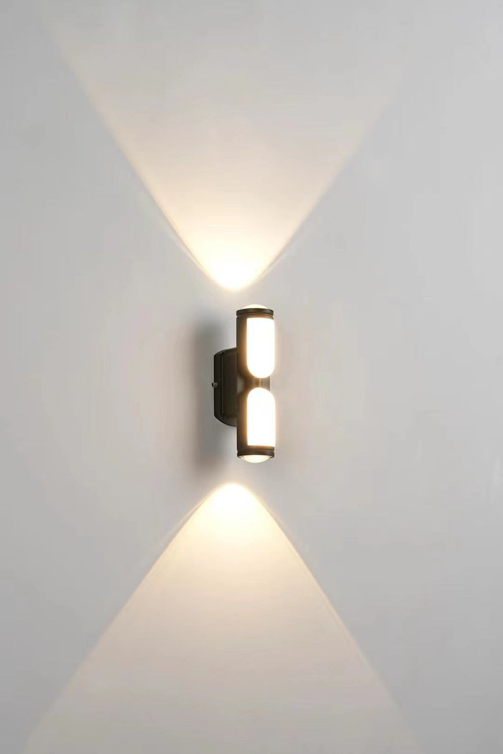 Applique murale extérieure LED Lumeoo noire à double faisceau lumineux pour terrasse et jardin