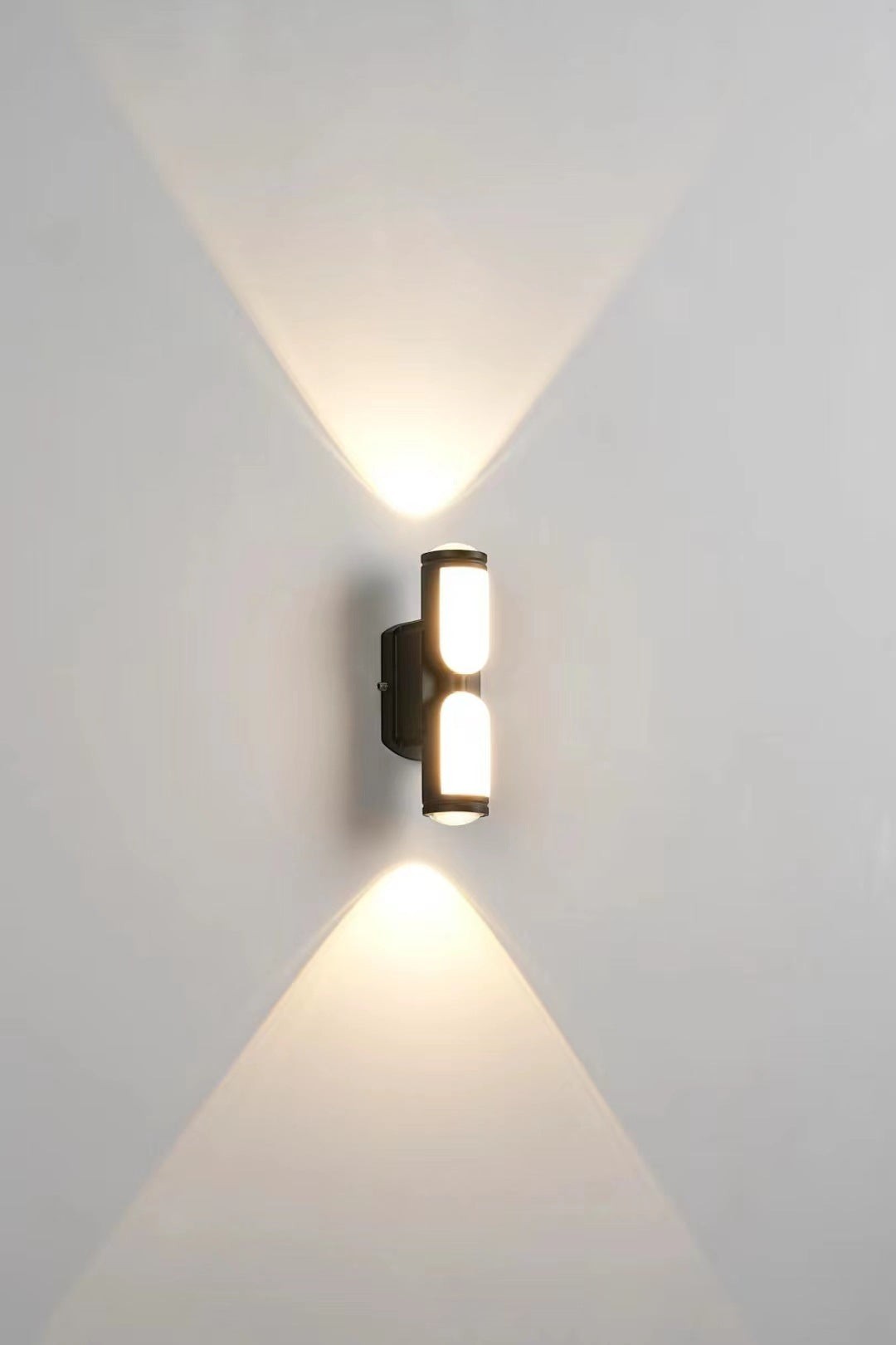 Applique murale extérieure LED Lumeoo noire à double faisceau lumineux pour terrasse et jardin