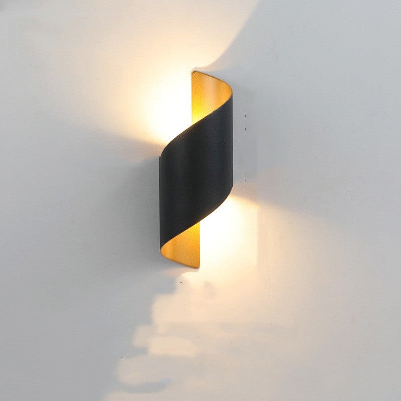 Applique murale extérieure Lumeoo WALLEX noire et dorée au design incurvé moderne diffusant une lumière LED chaleureuse