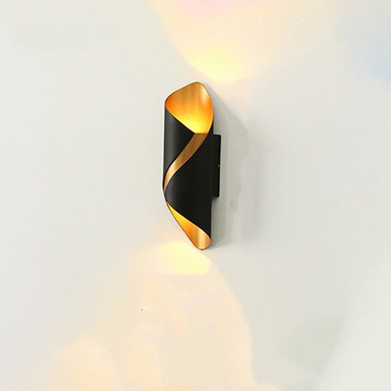 Applique murale extérieure Lumeoo WALLEX noire et dorée au design moderne incurvé avec éclairage LED chaleureux