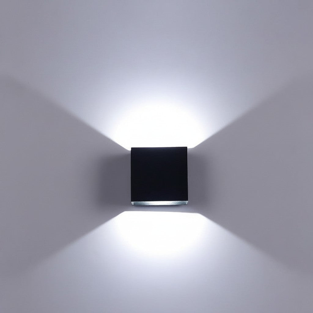 Applique murale extérieure Lumeoo GATILUX noire carrée avec faisceau lumineux LED bidirectionnel pour jardin
