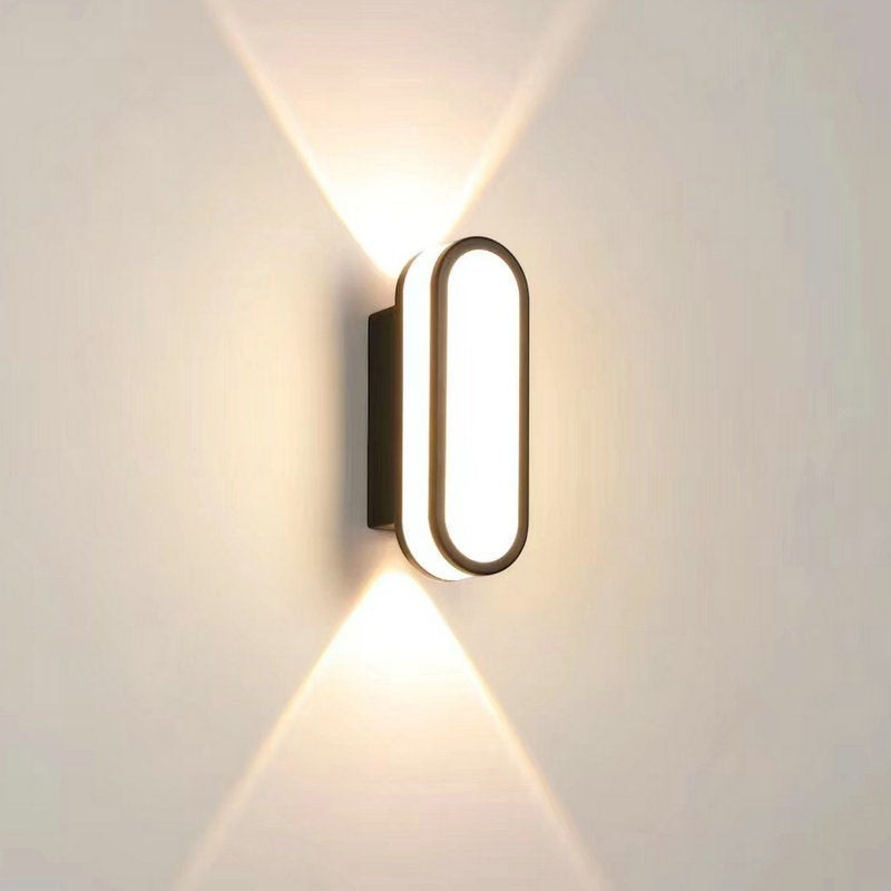 Applique murale extérieure LED Lumeoo étanche, design ovale noir moderne avec faisceau lumineux double directionnel.