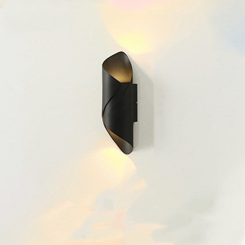Applique murale extérieure Lumeoo WALLEX noire au design moderne avec éclairage LED bidirectionnel sur mur blanc.