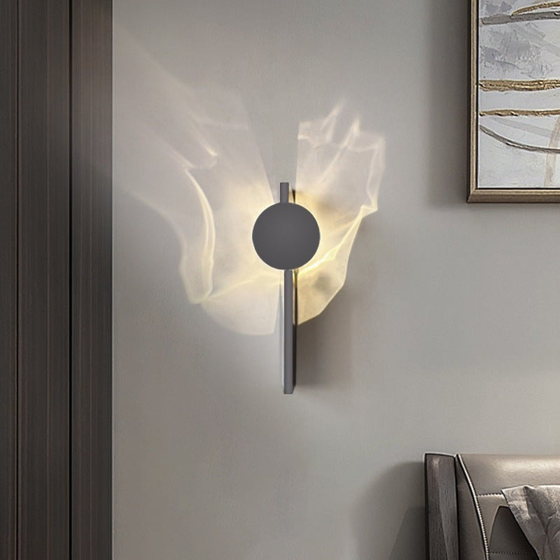 Applique murale Lumeoo STEELIX en inox avec design minimaliste ondulé diffusant une lumière LED douce et chaleureuse.