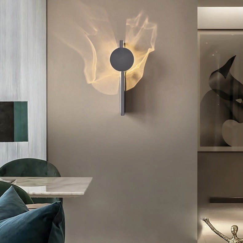 Applique murale Lumeoo STEELIX en inox avec design ondulé LED diffusant une lumière douce dans une chambre moderne.