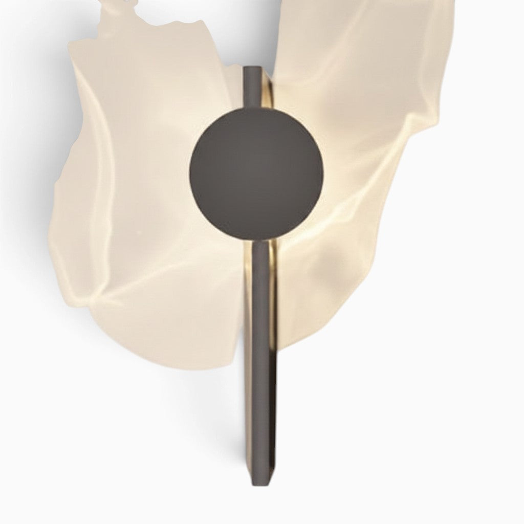 Applique murale Lumeoo STEELIX en inox avec design ondulé moderne et éclairage LED diffusant une lumière douce