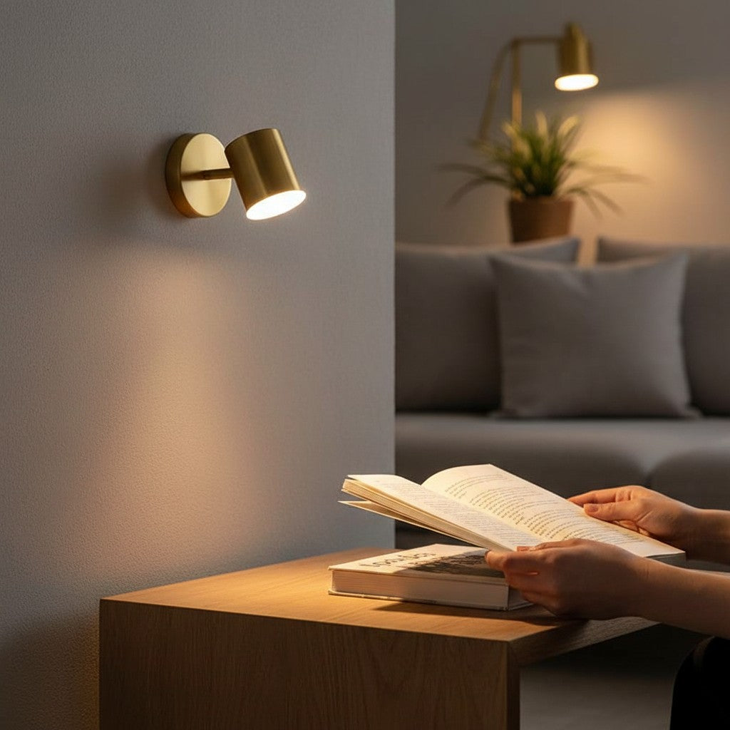 Applique murale LED pivotante dorée Lumeoo installée au-dessus d'une table de chevet pour une lecture confortable Image