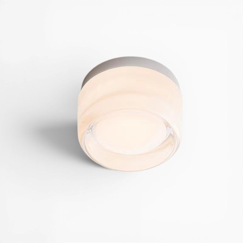 Applique murale LED ronde Lumeoo au design minimaliste diffusant une lumière douce et chaleureuse sur fond blanc