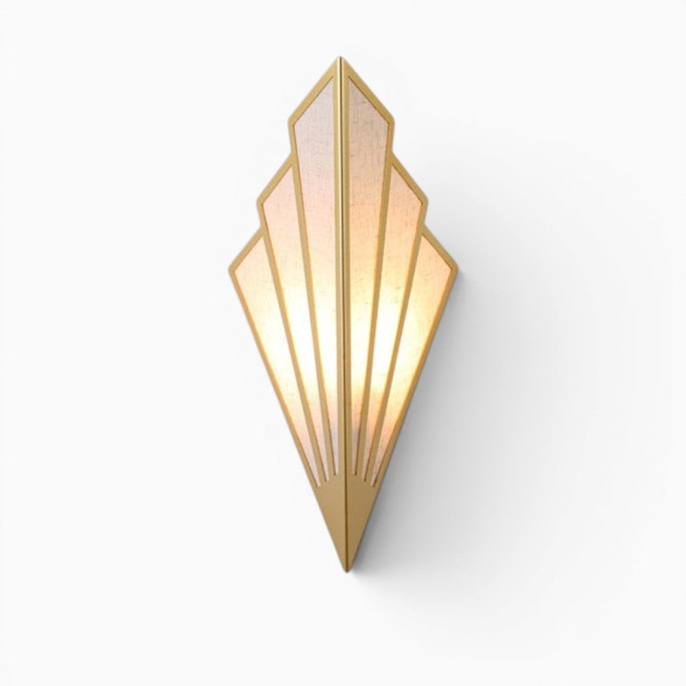 Applique murale LED Lumeoo triangulaire dorée au design art déco pour un éclairage chaleureux dans un couloir moderne
