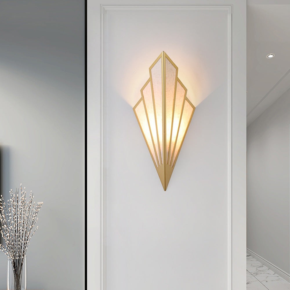 Applique murale LED triangulaire Lumeoo dorée au design art déco géométrique diffusant une lumière douce dans un couloir