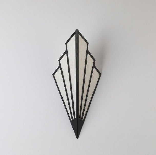 Applique murale LED Lumeoo triangulaire au design géométrique noir et blanc pour couloir et escalier
