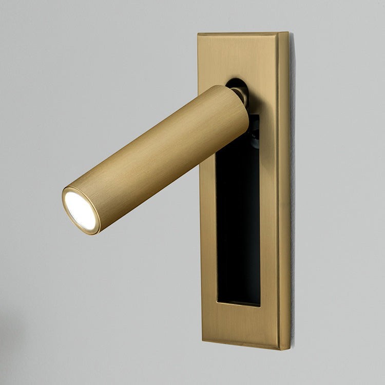 Applique murale liseuse Lumeoo en laiton brossé avec spot LED orientable pour une lecture confortable en chambre
