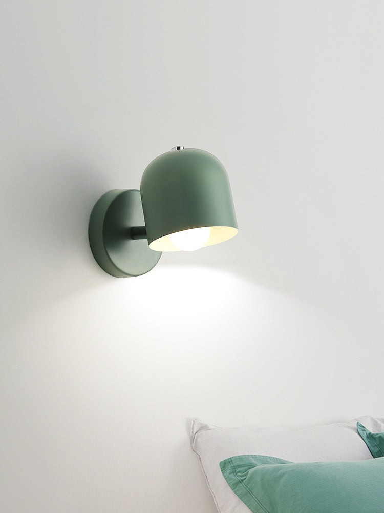 Applique murale Lumeoo Macarova vert sauge au design scandinave minimaliste diffusant une lumière LED chaleureuse