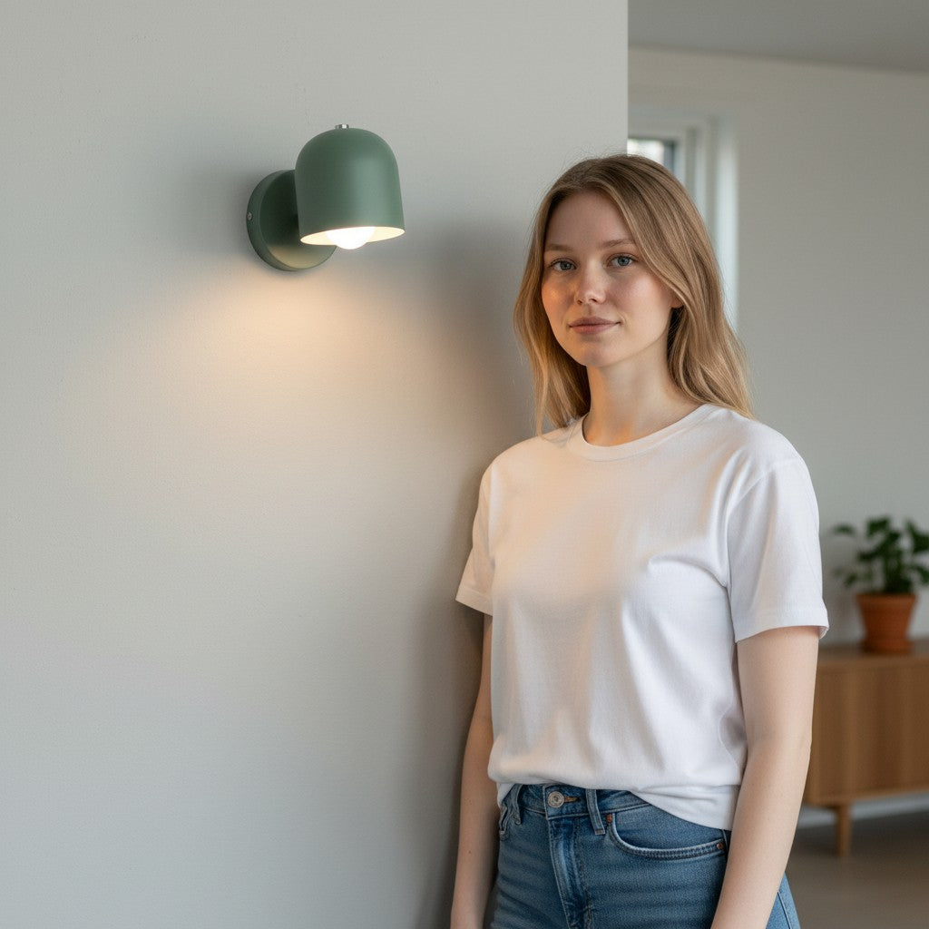 Applique murale Lumeoo Macaron vert sauge au design scandinave minimaliste installée sur un mur intérieur clair