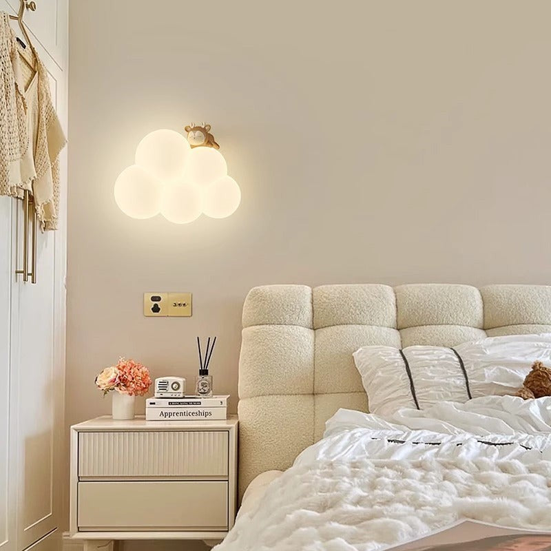 Applique murale enfant Lumeoo en forme de nuage lumineux avec un petit animal, éclairage LED doux pour chambre