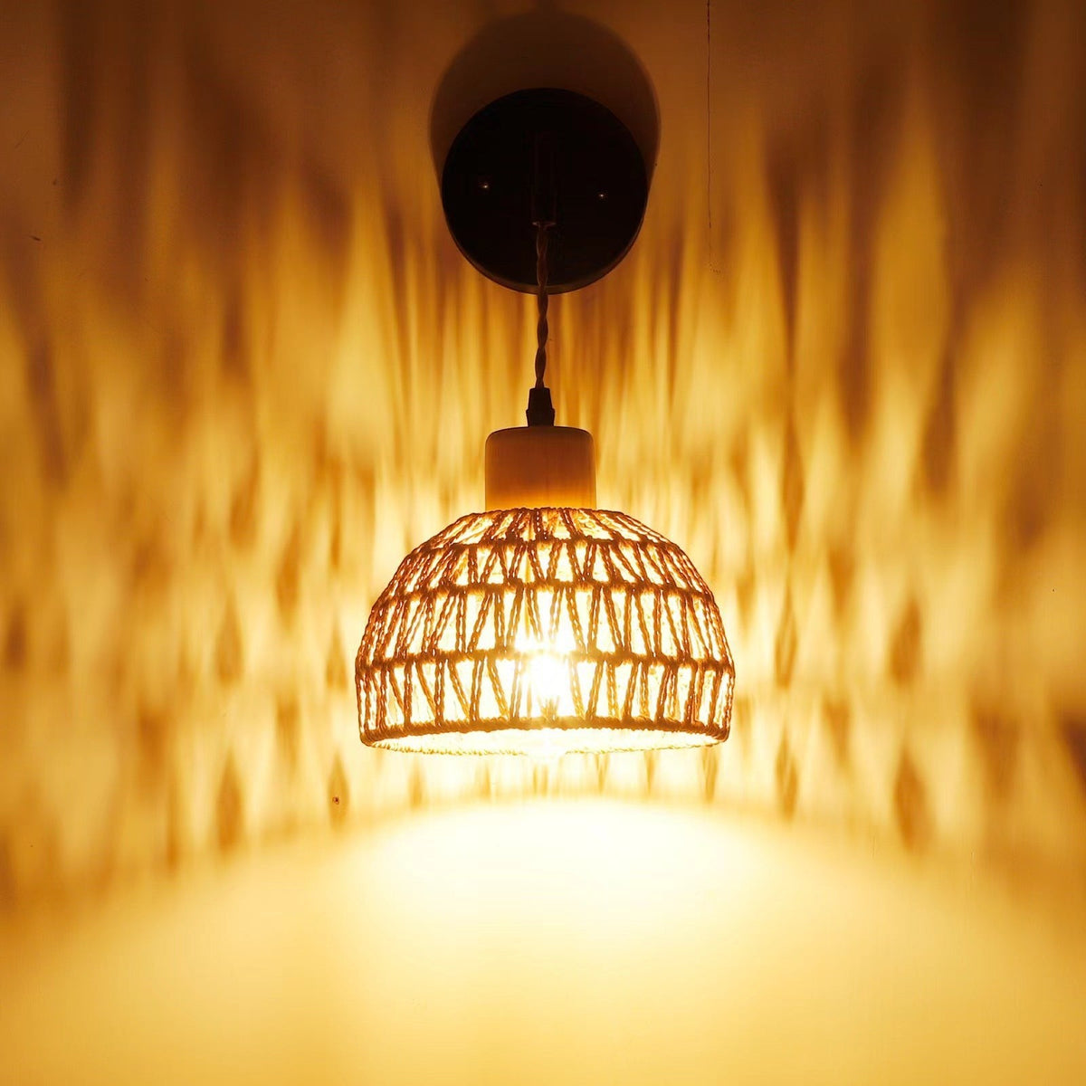 Applique murale Lumeoo en rotin et corde de chanvre, style bohème vintage diffusant une lumière chaude et tamisée.