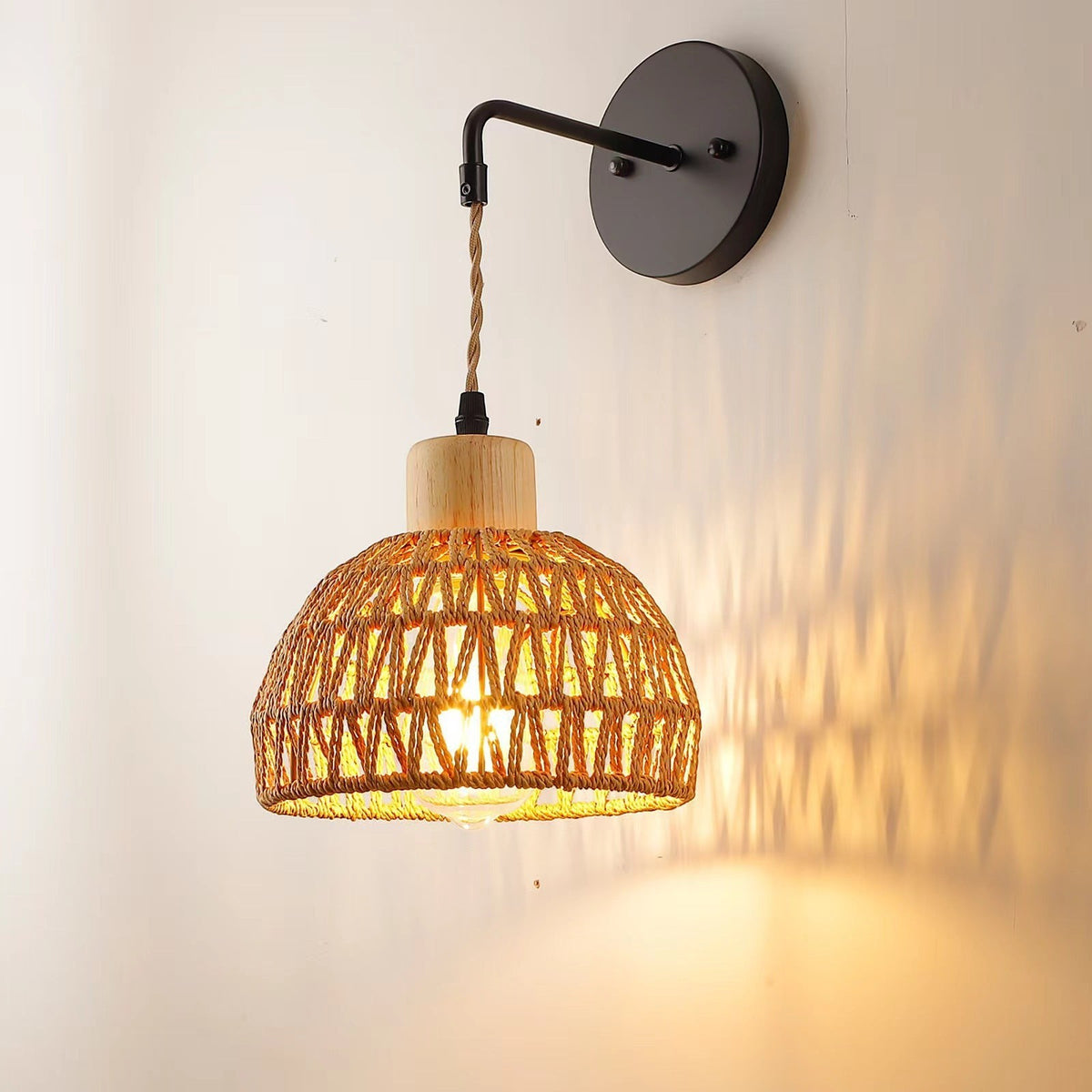 Applique murale Lumeoo en rotin et corde de chanvre, style bohème vintage avec support noir et lumière chaleureuse.