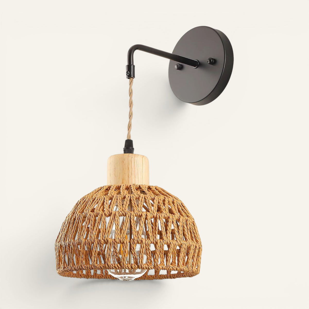 Applique murale Lumeoo en rotin et corde de chanvre, style bohème vintage avec support noir et douille en bois.
