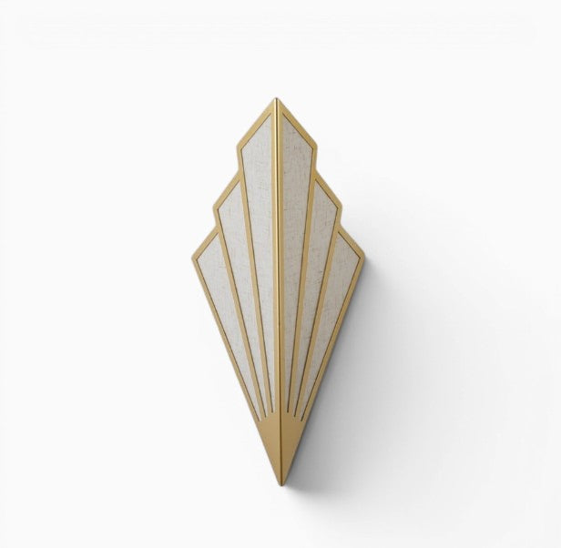 Applique murale Lumeoo triangulaire design en métal doré et diffuseur blanc pour couloir ou escalier
