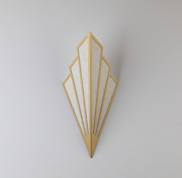 Applique murale Lumeoo triangulaire design en métal doré et diffuseur texturé pour un éclairage élégant