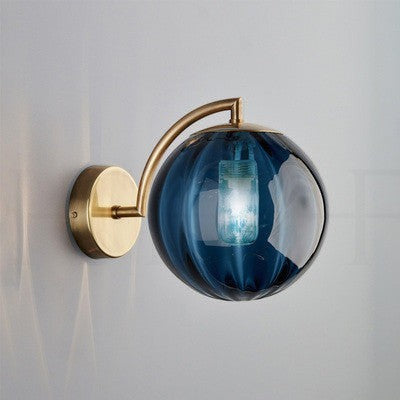 Applique murale Lumeoo avec globe en verre bleu texturé et support en métal doré au style européen élégant.