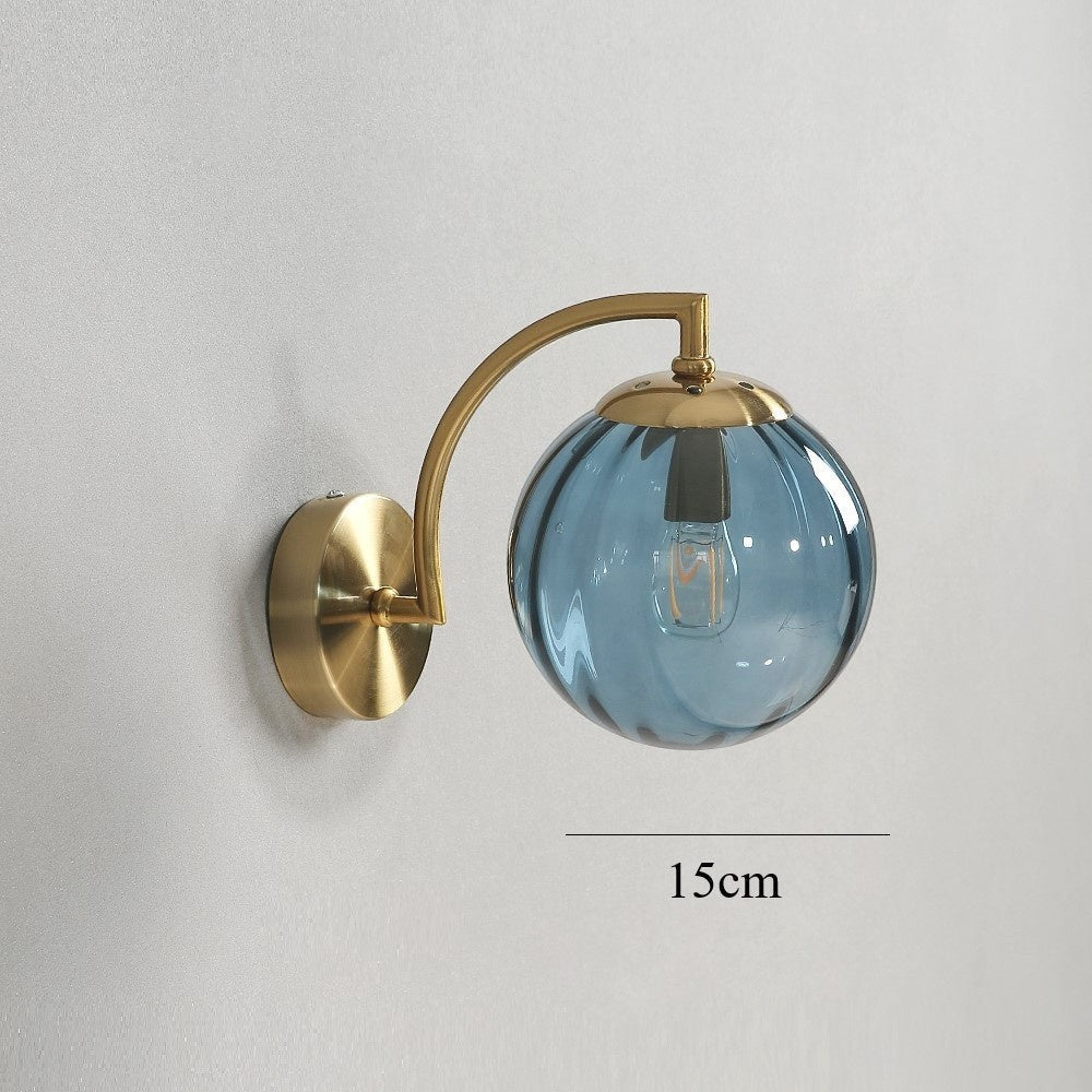 Applique murale Lumeoo avec globe en verre bleu et support en laiton doré au design européen élégant
