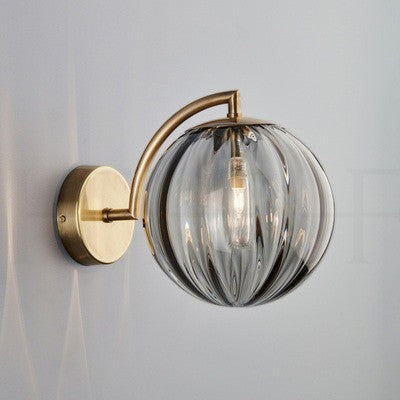 Applique murale Lumeoo style européen avec globe en verre strié gris et support en métal doré pour une lumière douce