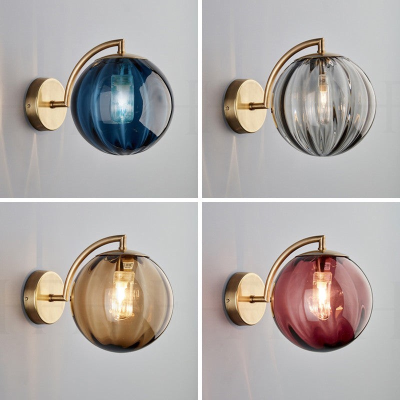 Applique murale Lumeoo style européen avec globe en verre coloré et support en laiton doré pour une ambiance chaleureuse