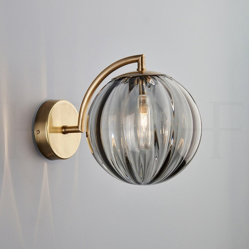 Applique murale Lumeoo GLOBWAX en verre strié transparent et métal doré, design boule style européen élégant.
