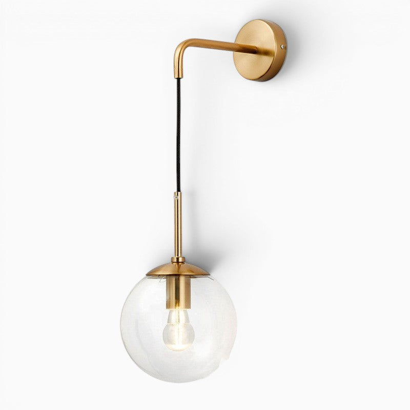 Applique murale Lumeoo NORGLAX avec globe en verre transparent et support en métal doré au design scandinave