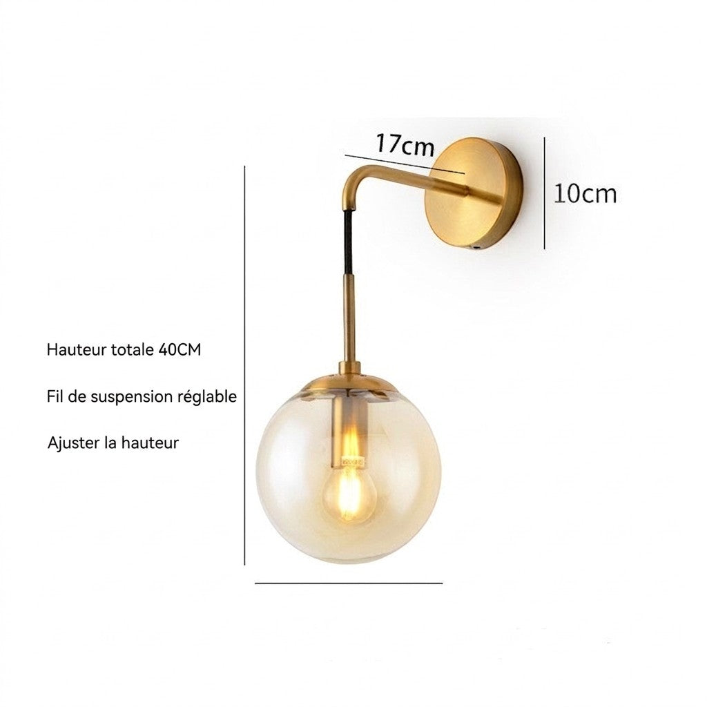 Applique murale Lumeoo NORGLAX avec boule en verre ambré et support en métal doré au design nordique